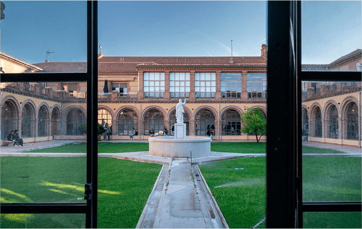 Nebrija Top 25 de España (Forbes 2024), lidera en empleabilidad (QS Stars) y es la número 1 en Madrid entre universidades privadas (U-Ranking 2024).